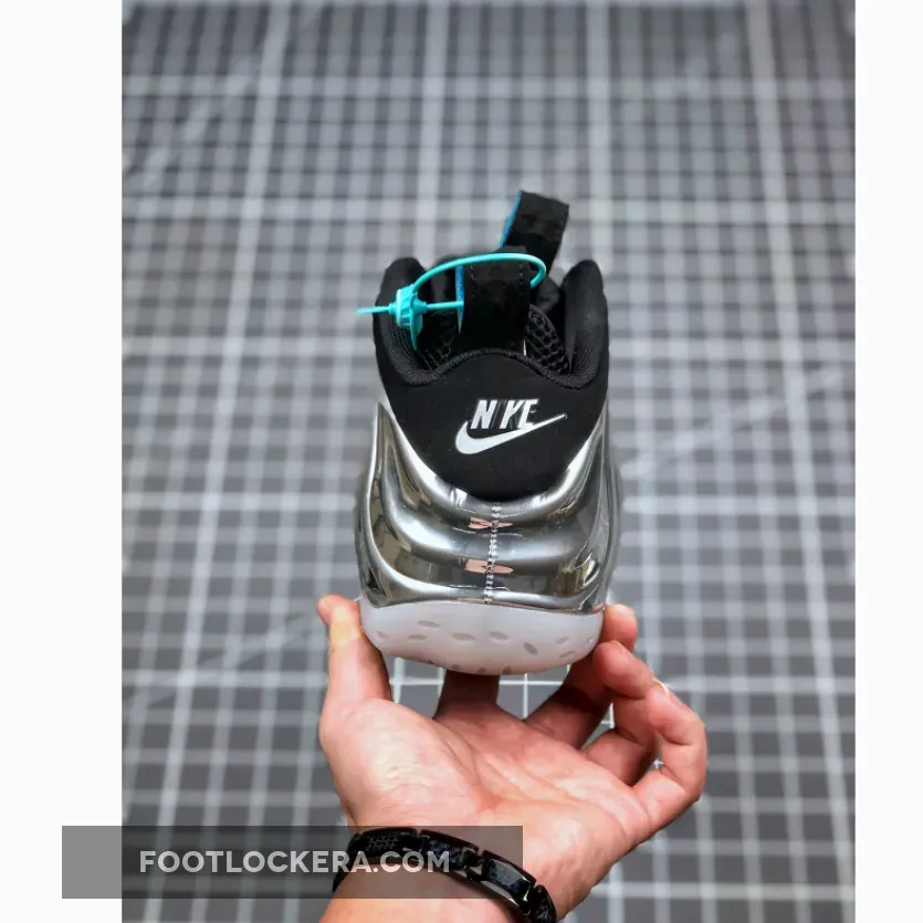 Qs Sneakers / Nike Air Foamposite One Chromeposite