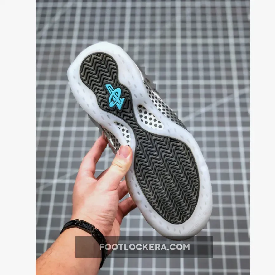Qs Sneakers / Nike Air Foamposite One Chromeposite
