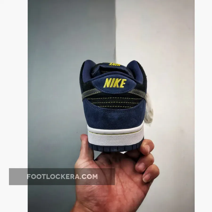 Nike SB Dunk Low Midnight Navy Black 304292-408 For Sale Nike SB Dunk Low Midnight Navy Black 304292-408 For Sale