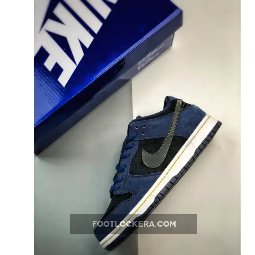 Nike SB Dunk Low Midnight Navy Black 304292-408 For Sale Nike SB Dunk Low Midnight Navy Black 304292-408 For Sale